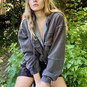 UO CROPPED YOGI HOODIE